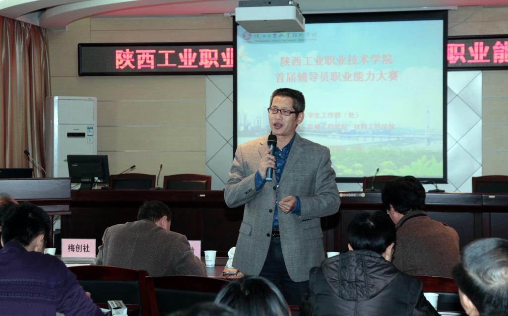 评委组组长刘建军教授做精彩点评