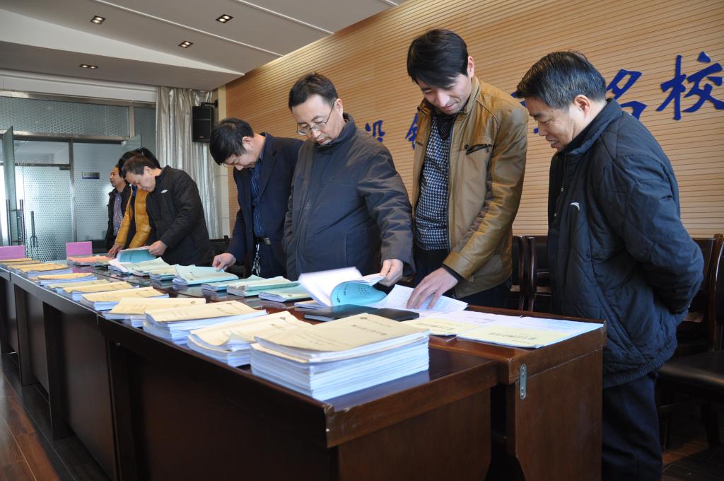 学工干部对工作日志进行观摩交流