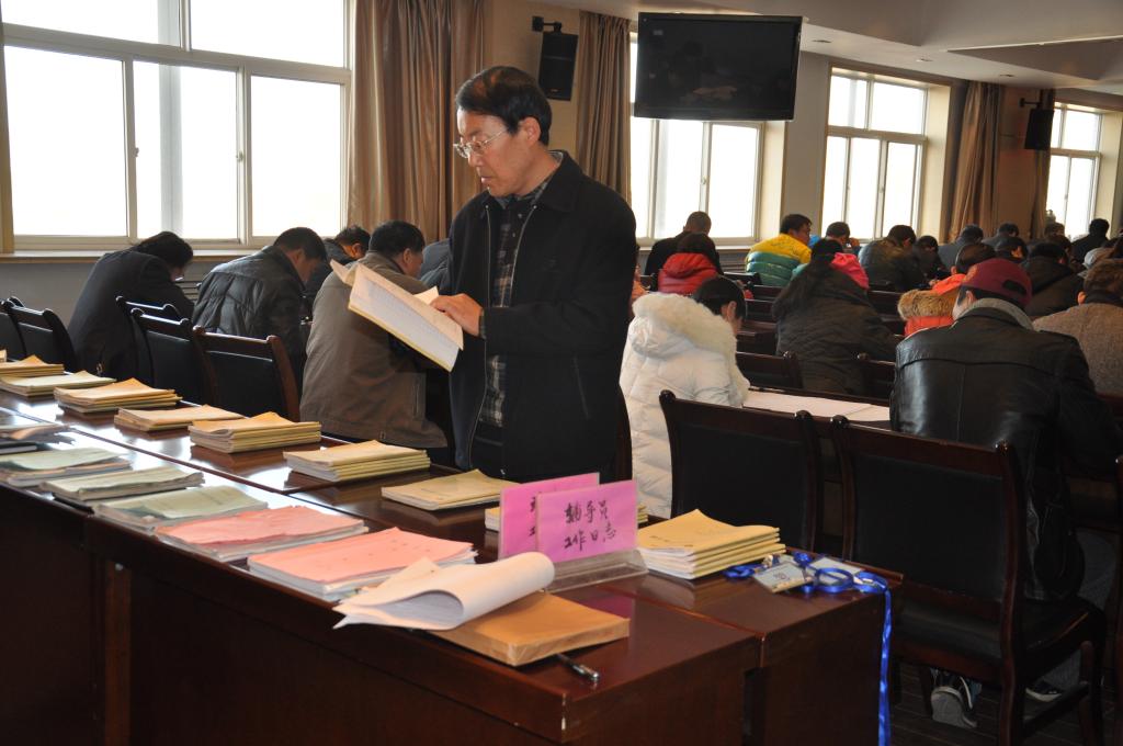 党委副书记王天哲观摩优秀辅导员、班主任工作日志