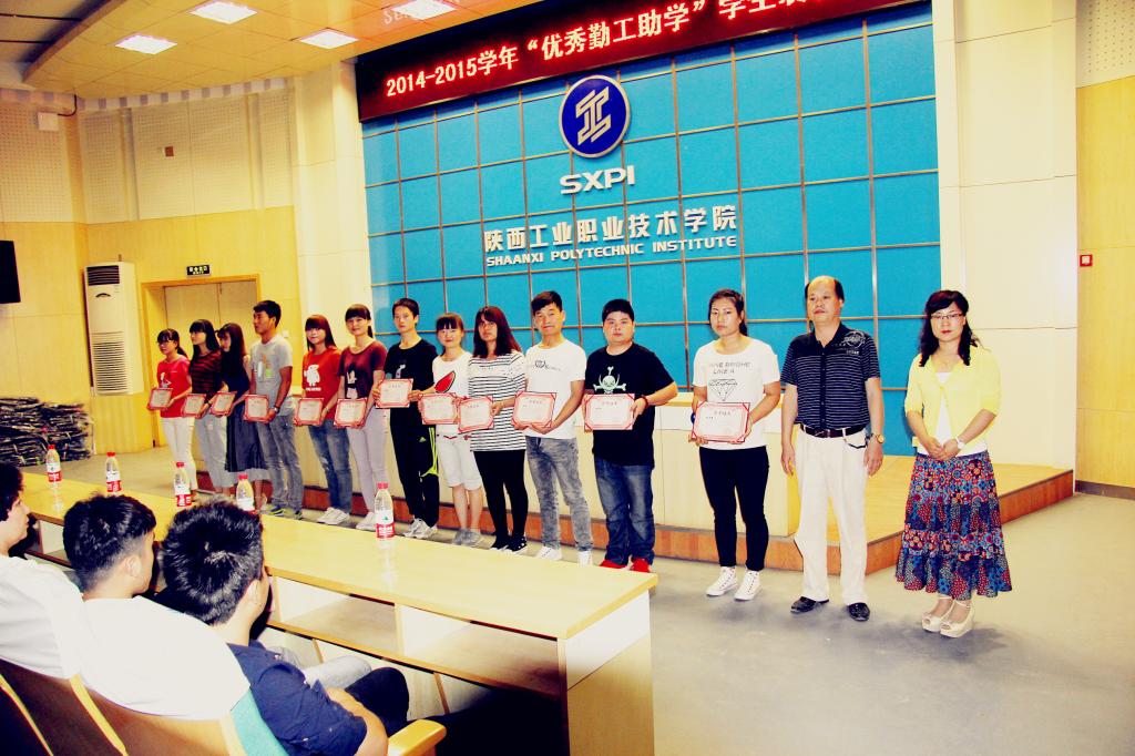 学生处副处长张智清为优秀学生颁奖