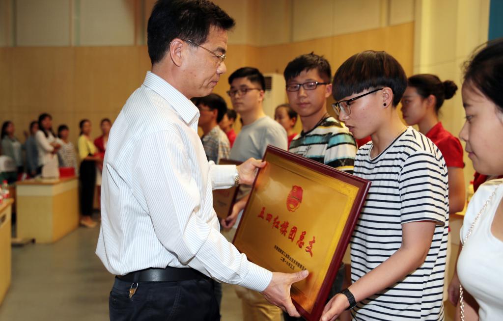 学院领导为获奖的集体和个人颁奖