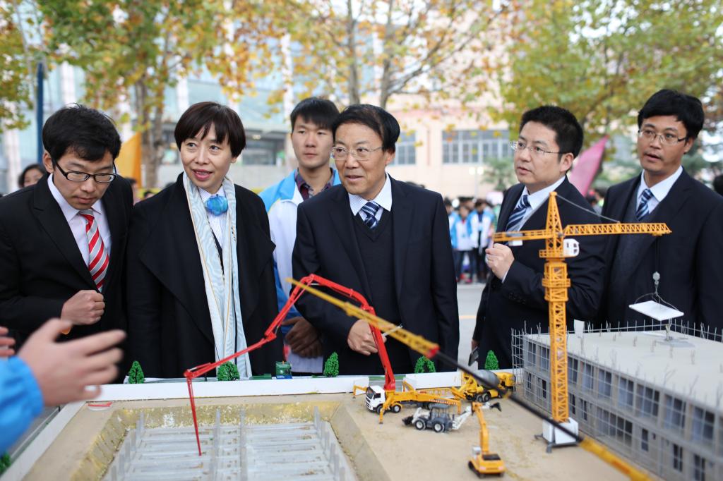 院长张晓云、党委副书记王天哲与建筑模型协会同学亲切交流