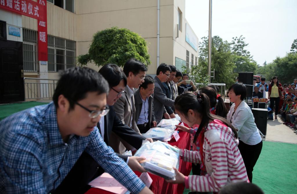 与会领导为留守儿童送上我院精心购置的学习用品