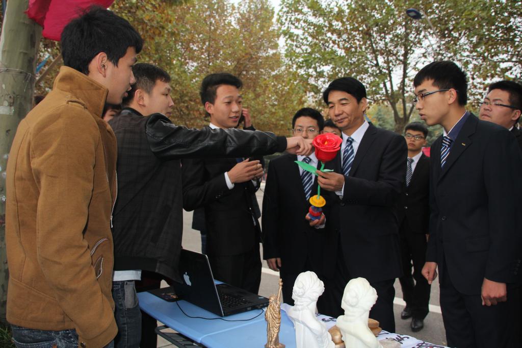 崔岩书记参观工业设计协会作品