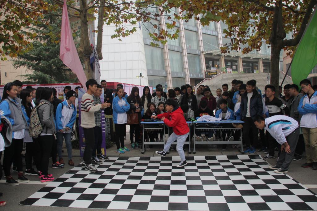 第五届“和谐社团—缤纷校园”巡礼在成才大道开幕