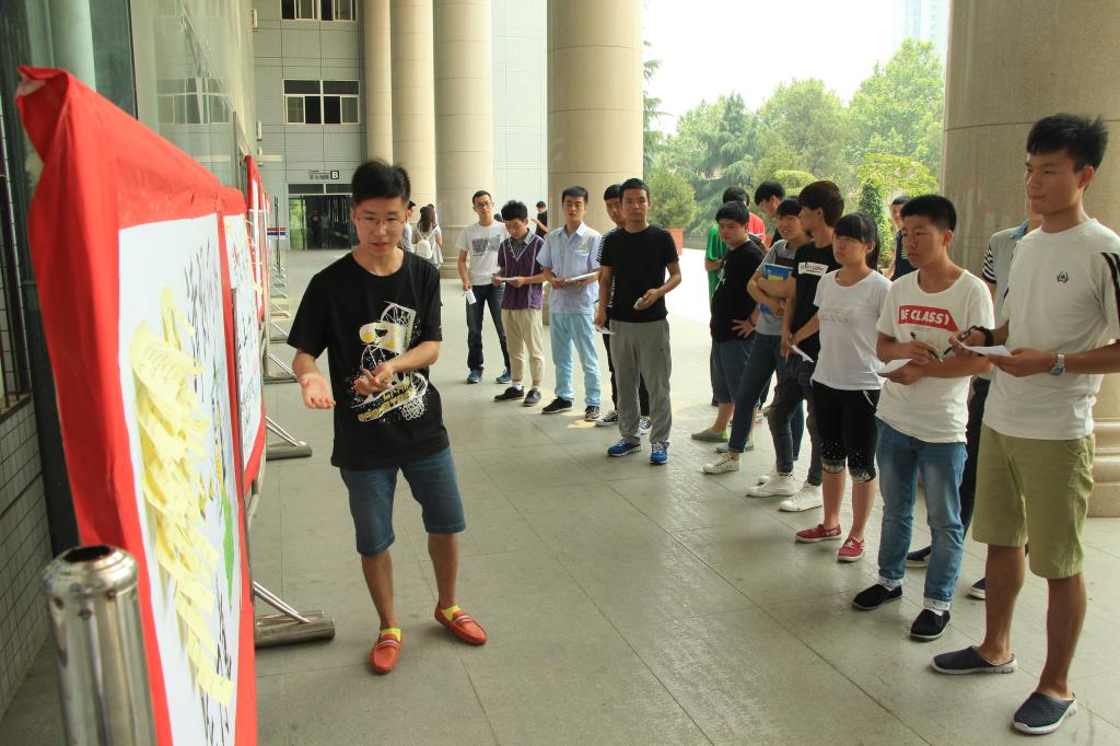 同学们驻足观看