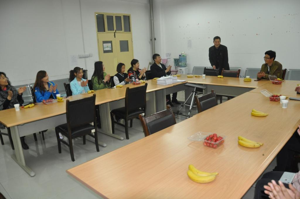 学生处副处长张科海老师为大家演唱《母亲》