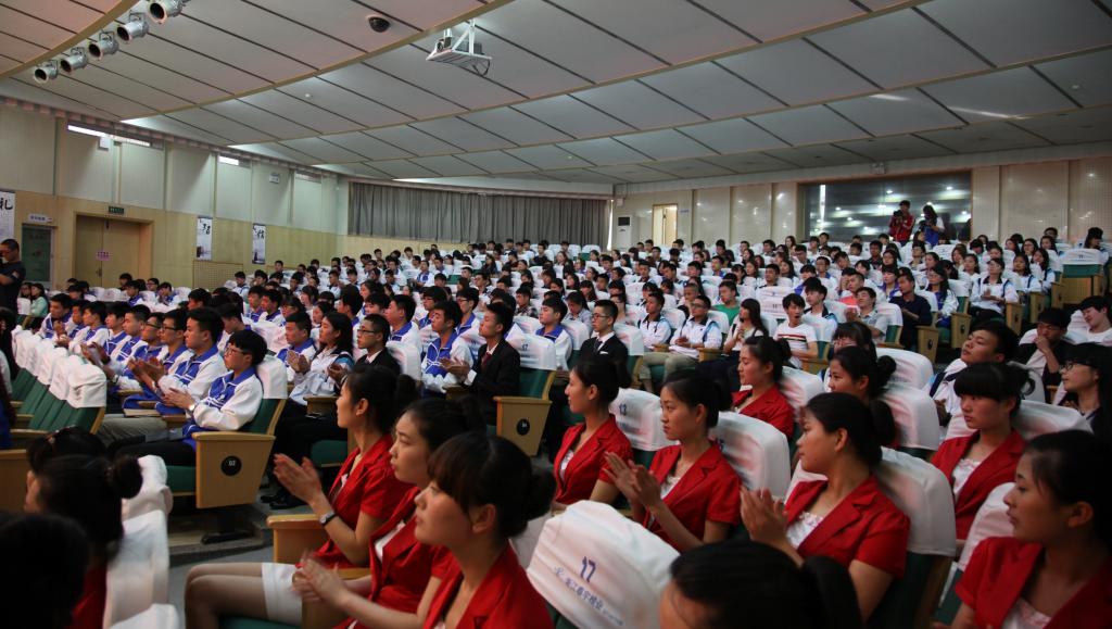 各二级学院团总支书记、团员代表400余人参加会议