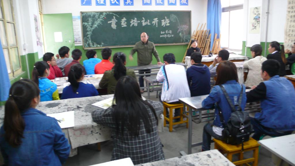艺术教育中心蒋鹏老师给同学们讲课
