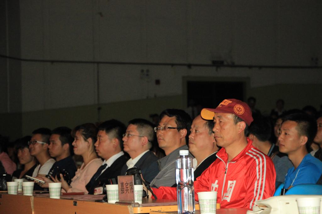 学工部、学生处、团委相关部门负责人,咸阳十大高校代表及1300余名学生一同观看了开幕式演出